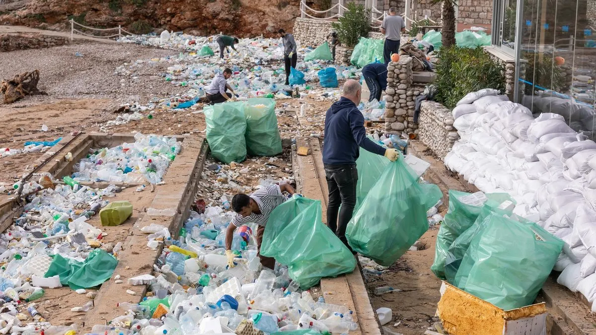 Najpoznatija dubrovačka plaža Banje je zatrpana smećem, a prizor je objavio fotoreporter agencije Pixsell.