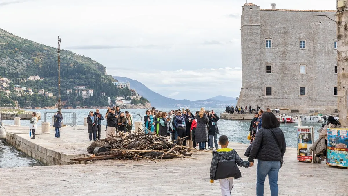 Najpoznatija dubrovačka plaža Banje je zatrpana smećem, a prizor je objavio fotoreporter agencije Pixsell.