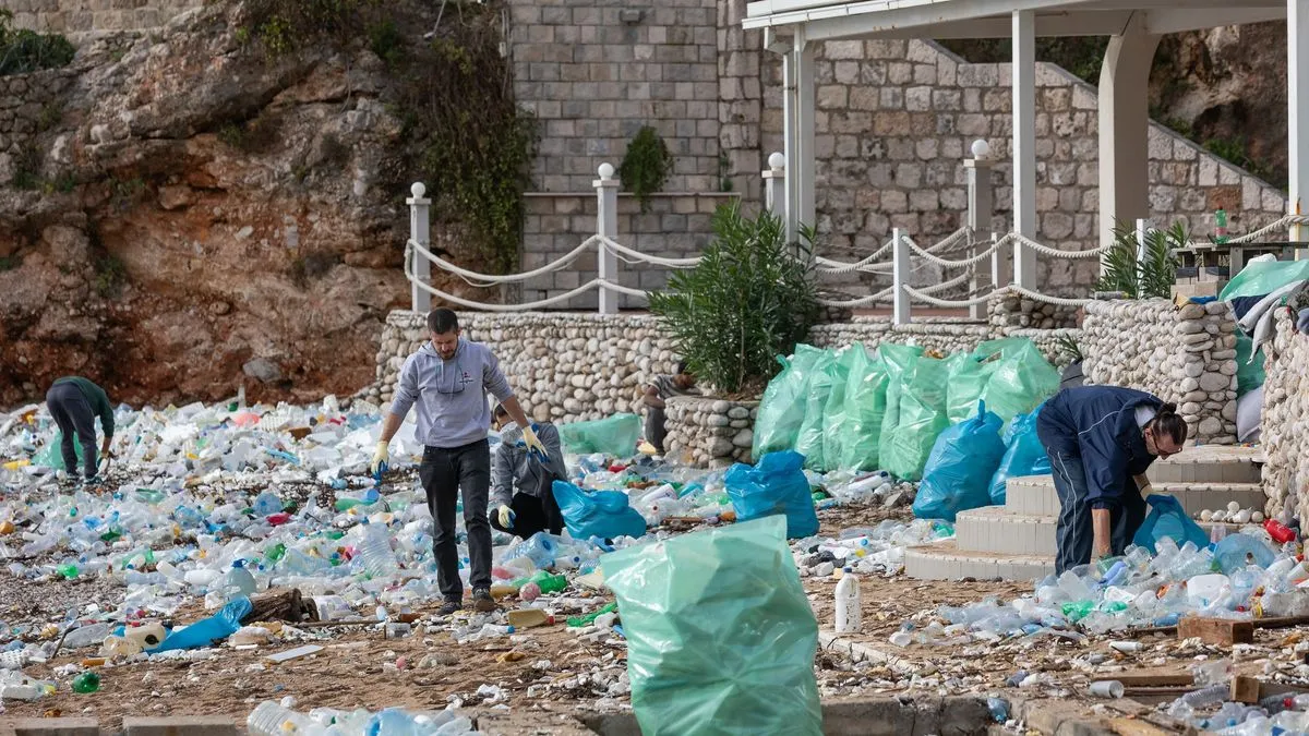 Najpoznatija dubrovačka plaža Banje je zatrpana smećem, a prizor je objavio fotoreporter agencije Pixsell.