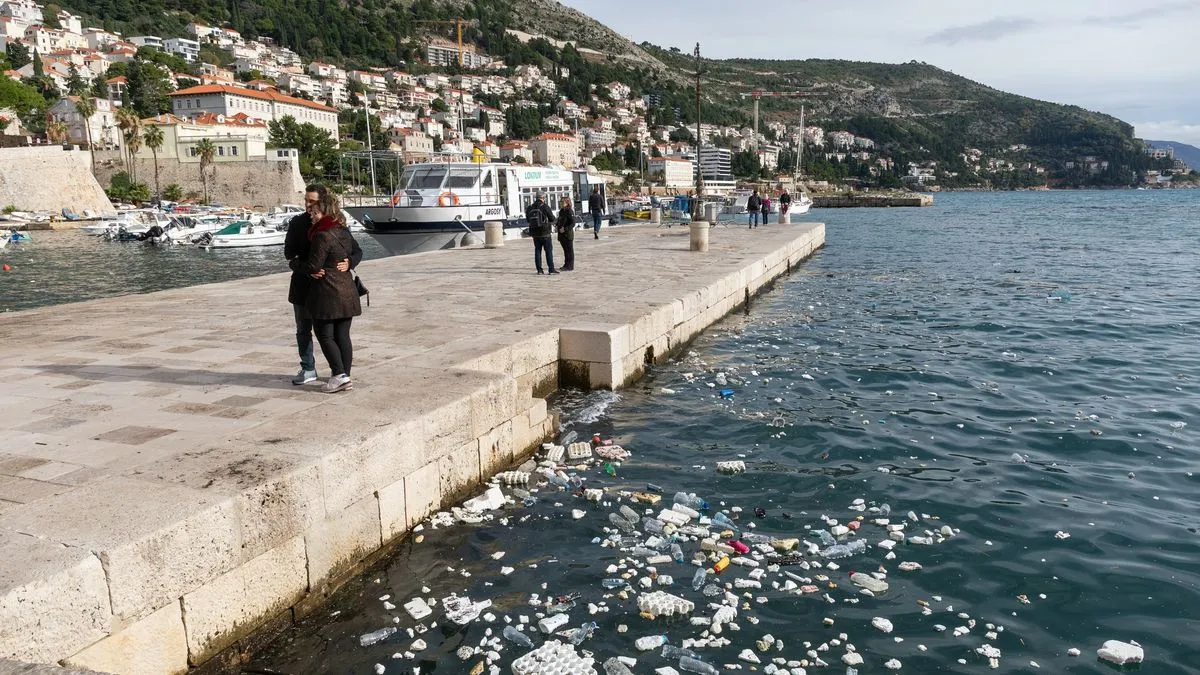 Najpoznatija dubrovačka plaža Banje je zatrpana smećem, a prizor je objavio fotoreporter agencije Pixsell.