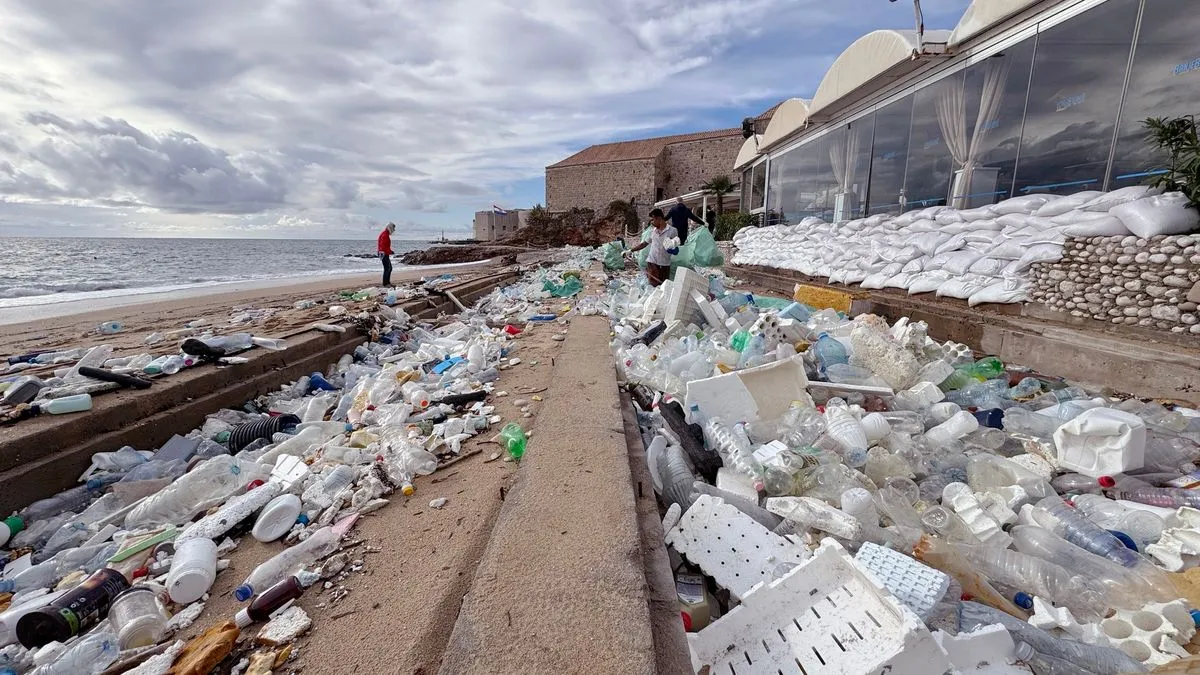 Najpoznatija dubrovačka plaža Banje je zatrpana smećem, a prizor je objavio fotoreporter agencije Pixsell.