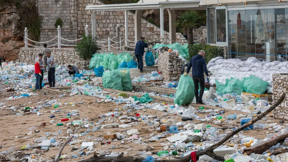 Najpoznatija dubrovačka plaža Banje je zatrpana smećem, a prizor je objavio fotoreporter agencije Pixsell.