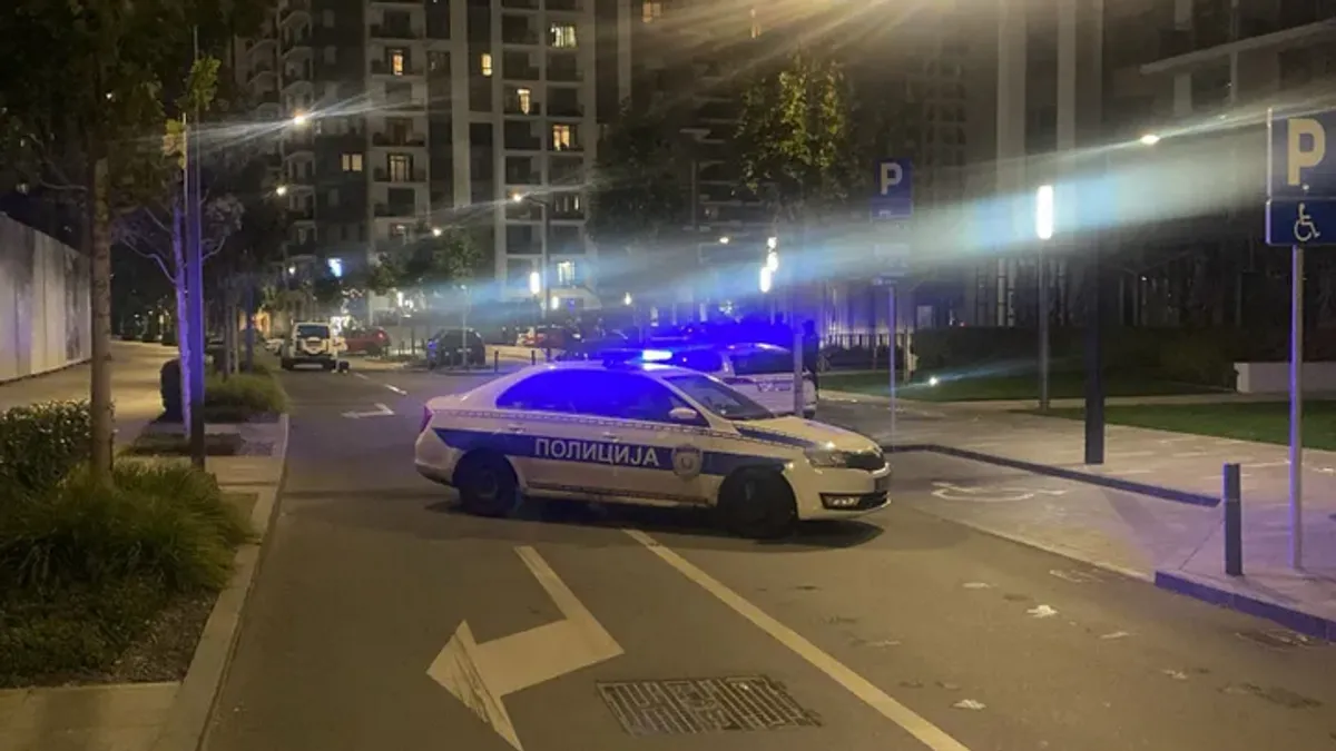 Tijelo muškarca, starog oko 50 godina, pronađeno je jutros u centru Beograda, a sumnja se da je on ubijen!