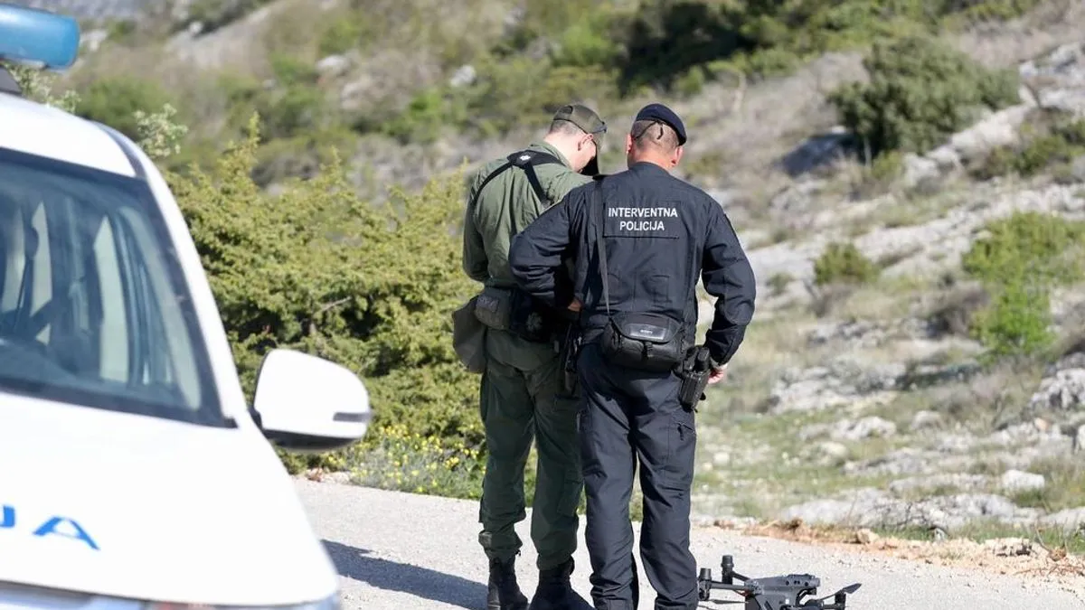 Postupajući po dojavi, muškarca su u stanu pronašli mrtvog, dok su ženu prevezli u KBC Rijeka