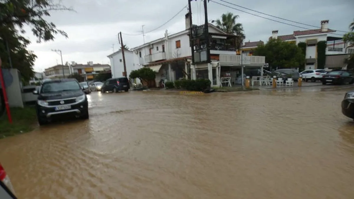 Mnoge ceste na otoku su blokirane ili uništene. Škole će u ponedjeljak ostati zatvorene. 
