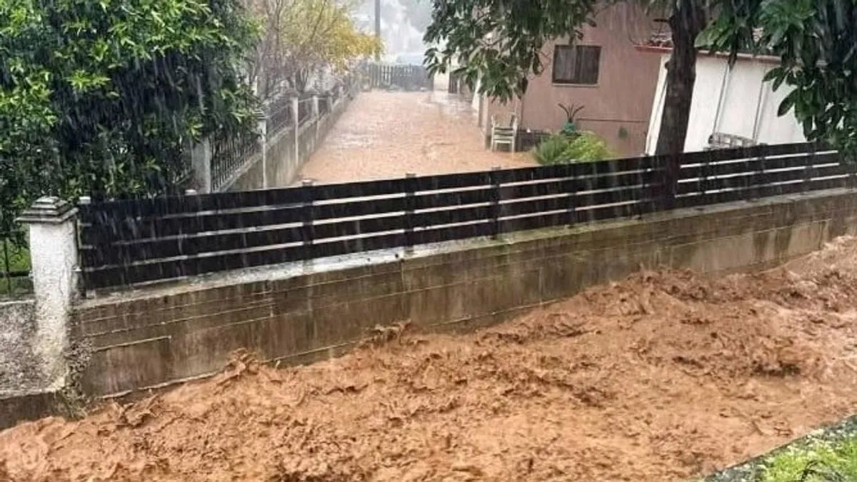 Mnoge ceste na otoku su blokirane ili uništene. Škole će u ponedjeljak ostati zatvorene. 