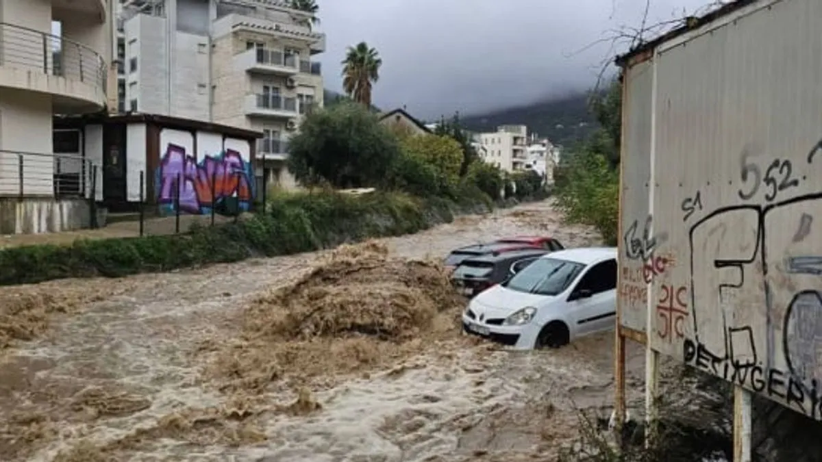 Budva pod vodom: Bujica nosi automobile