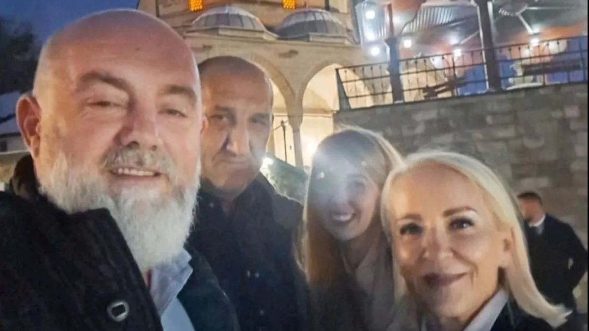 Izetbegović je objavila dvije fotografije na kojim je sa predsjednikom SDA Bakirom Izetbegovićem, dok je s druge strane je i Maid Suljaković, načelnik Općine Maglaj.