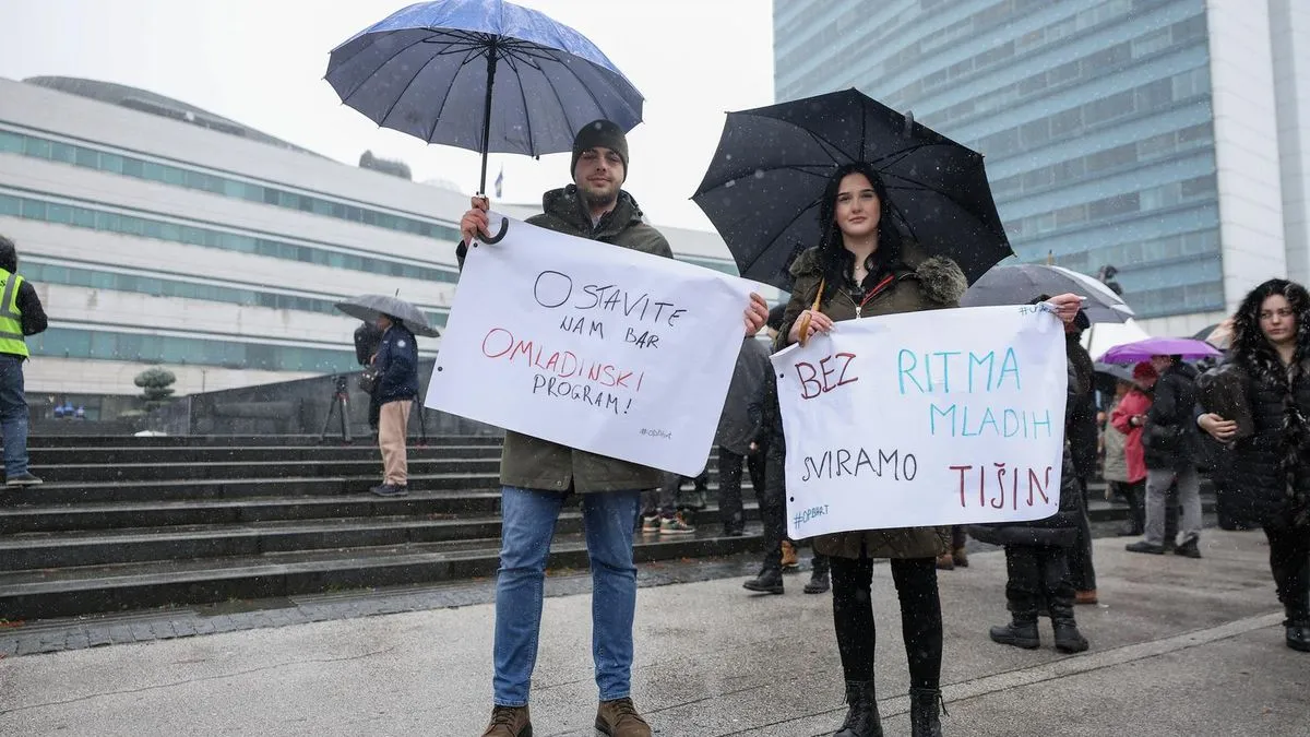 Istovremeno, i sa istog mjesta, BHT1 i BH radio 1 emituje višesatni specijalni program 'NE GASITE BHRT'.