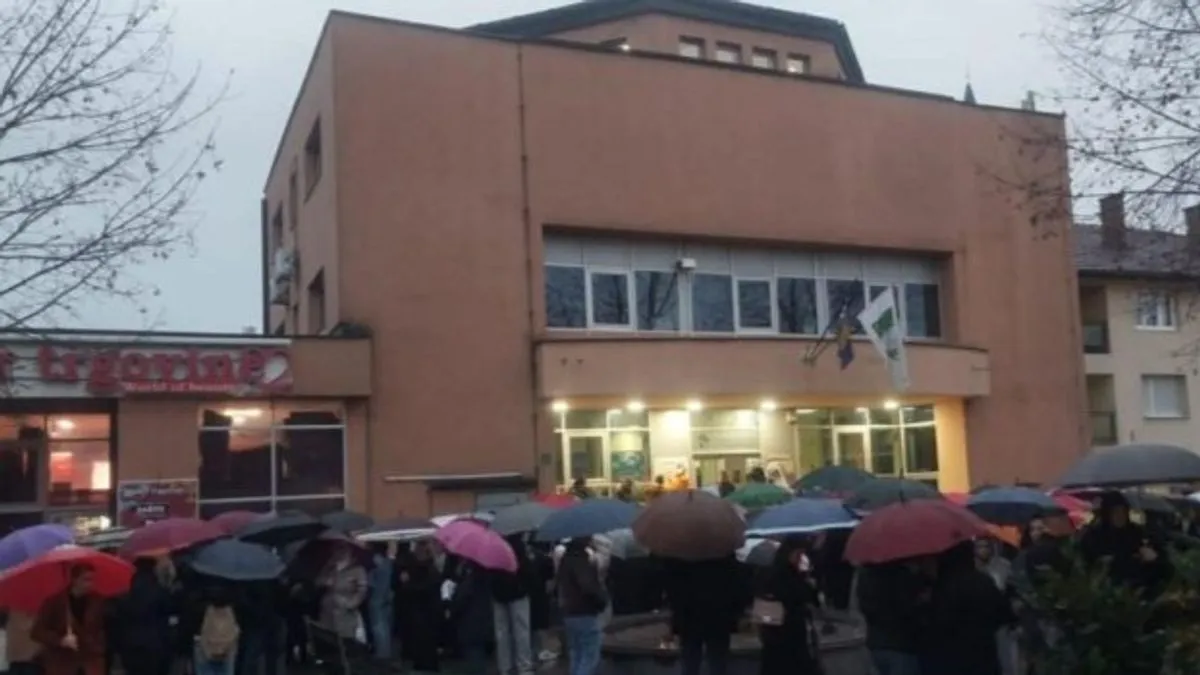 Tokom skupa istaknuti su brojni transparenti koji su pozivali na zaustavljanje femicida.