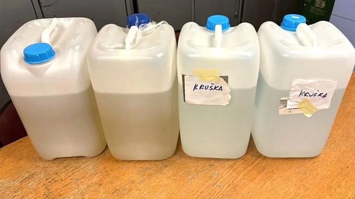 Rakija je pronađena u gepeku vozila u četiri plastična kanistera.