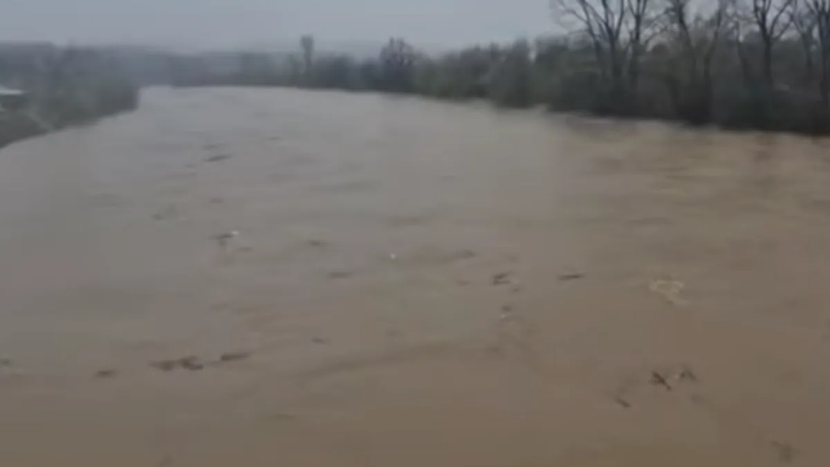 Iz policije su naveli da je mladić profesionalni spasilac i da je odmah skočio u nabujalu rijeku kada je vidio da se žena bacila s mosta.