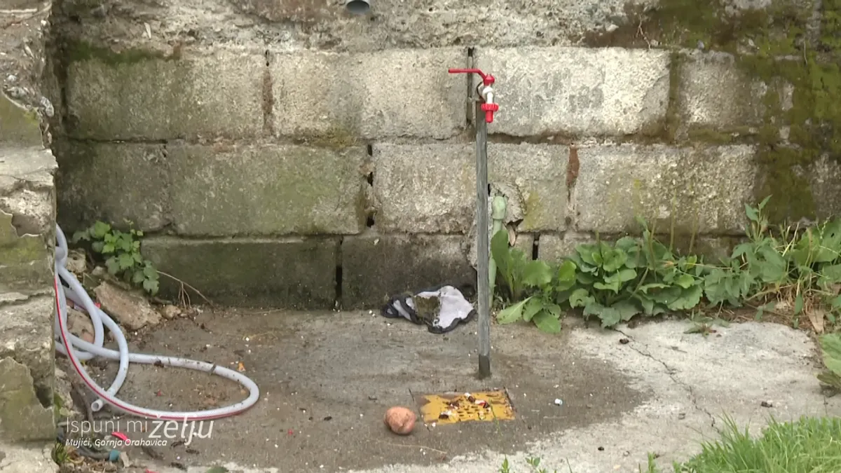  Najviše zaboli priča njihove srednje djevojčice koja se skoro svakog dana iz škole vraća uplakana. Plače jer joj se drugari rugaju.