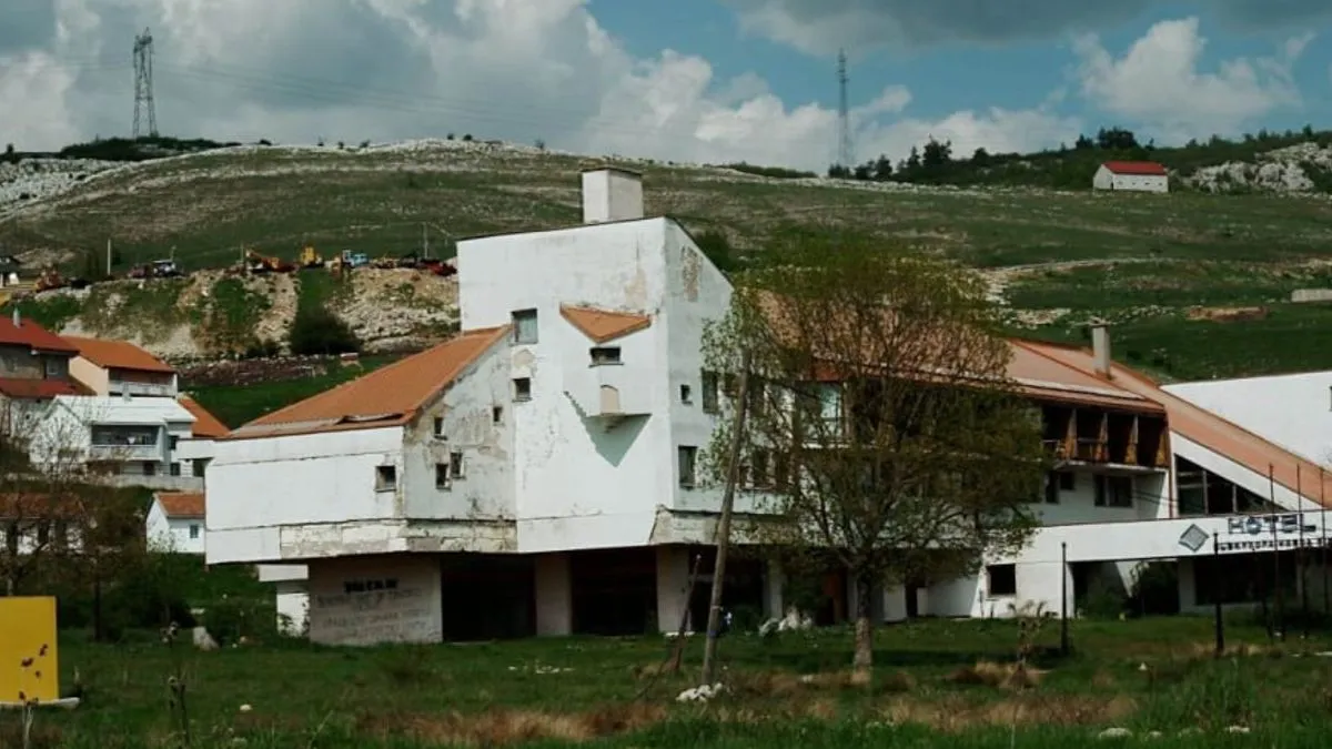 Optužnica je teretila Lažetića da je zatočene civile u Gacku tukao rukama, nogama, drškom pištolja i puškom