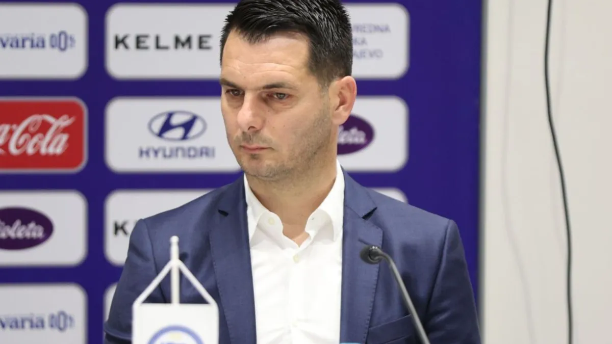 Apsolutno odbacujem ideju sankcionisanja navijača koji našu zastavu nose najponosnije, naveo je Spahić