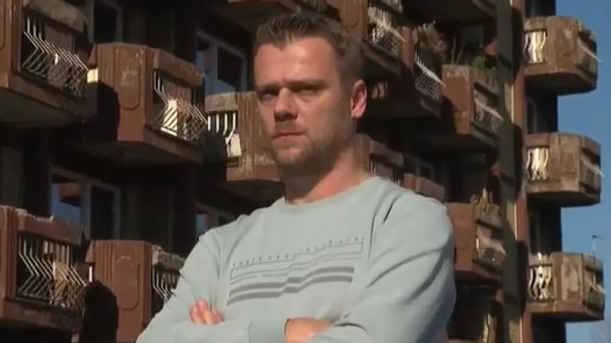 Prema njegovim riječima, kako je zgrada Doma u centru Tuzle, veliki broj ljudi je odmah došao i nudio pomoć