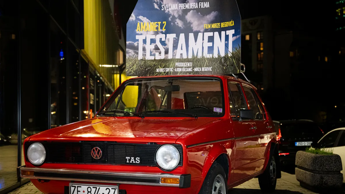 U filmu glume i Emir Hadžihafizbegović, Izudin Bajrović, Nusmir Muharemović, inače voditelj emisije "Ispuni mi želju" Hayat TV kao i Zlatan Školjić, voditelj "Kome dobro pjevaš?"