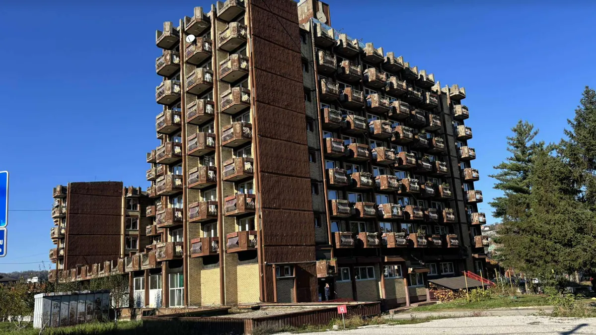 Nastao je kao posljedica kratkog spoja na provodnicima priključnog kabla radioprijemnika, koji je u vrijeme nastanka požara bio priključen u utikač, navode iz Tužilaštva TK