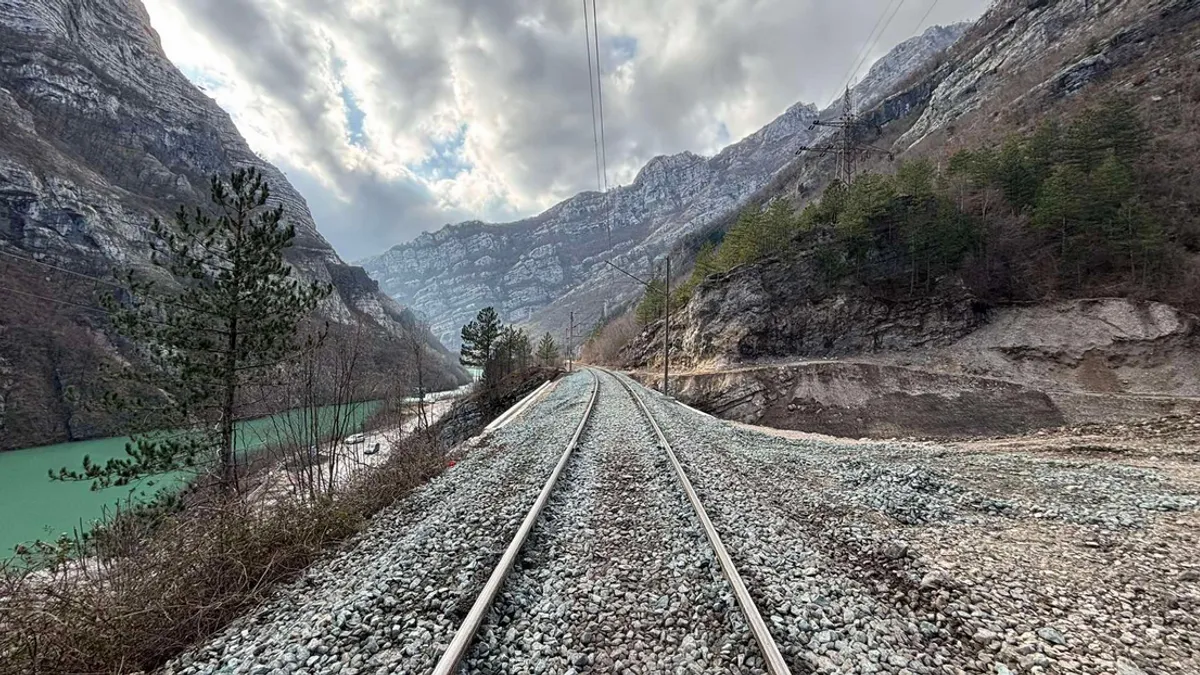 Željeznička stanica u Doboju, nekoć drugo najveće čvorište u bivšoj Jugoslaviji, danas podsjeća na depo starih vagona
