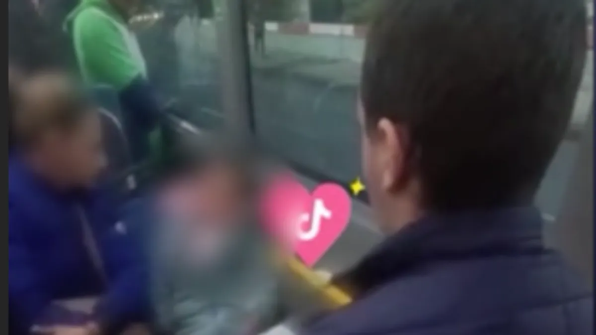 Iako je u tom trenutku bilo putnika u gradskom prevozu, niko od njih nije odreagovao