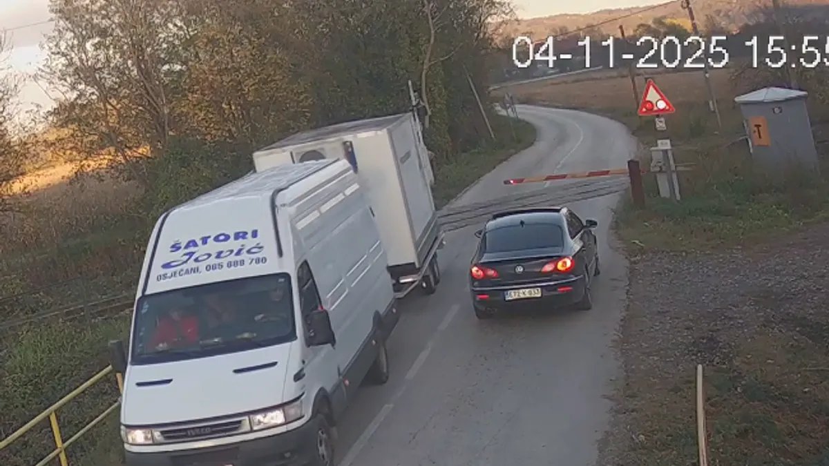 Sekunde do tragedije: Vozač kombija ignorisao rampu, kamera sve zabilježila