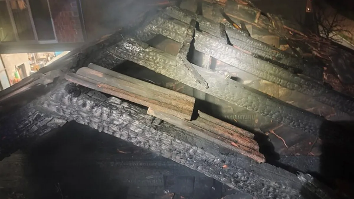 Na objektu je pričinjena značajna šteta na krovu, dok su ostali dijelovi kuće zaštićeni zahvaljujući brzoj intervenciji vatrogasaca