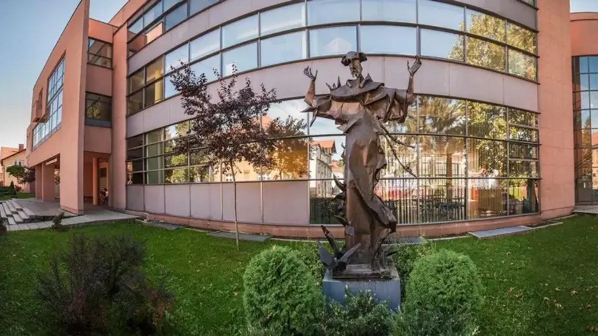 Uprkos ranijim obraćanjima i razgovorima s direktorom, pedagogom i razrednicima, smatraju da konkretnih koraka u zaštiti učenika nije bilo