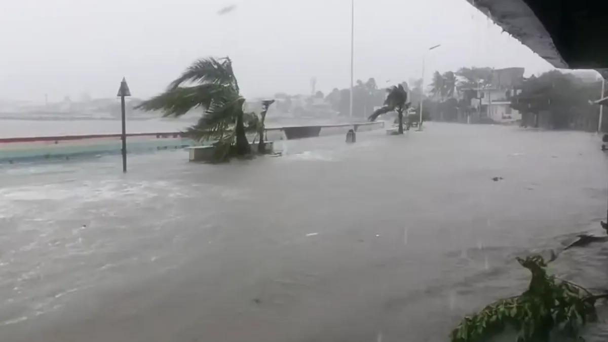 Stanovnici niskih i obalnih područja, posebno na otoku Catanduanes gdje su jutros zabilježeni ekstremni uvjeti, pozvani su da se evakuiraju na viši teren