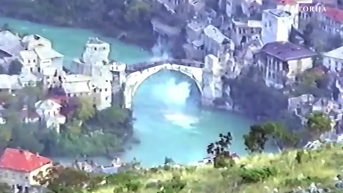 Projektilima HVO-a prije 32 godine srušen Stari most u Mostaru