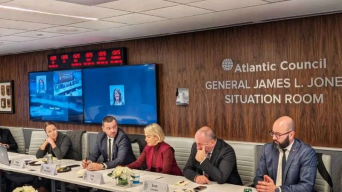 Tokom posjete Washingtonu, delegacija je imala i niz sastanaka sa predstavnicima i republikanaca i demokrata u Kongresu i Senatu SAD