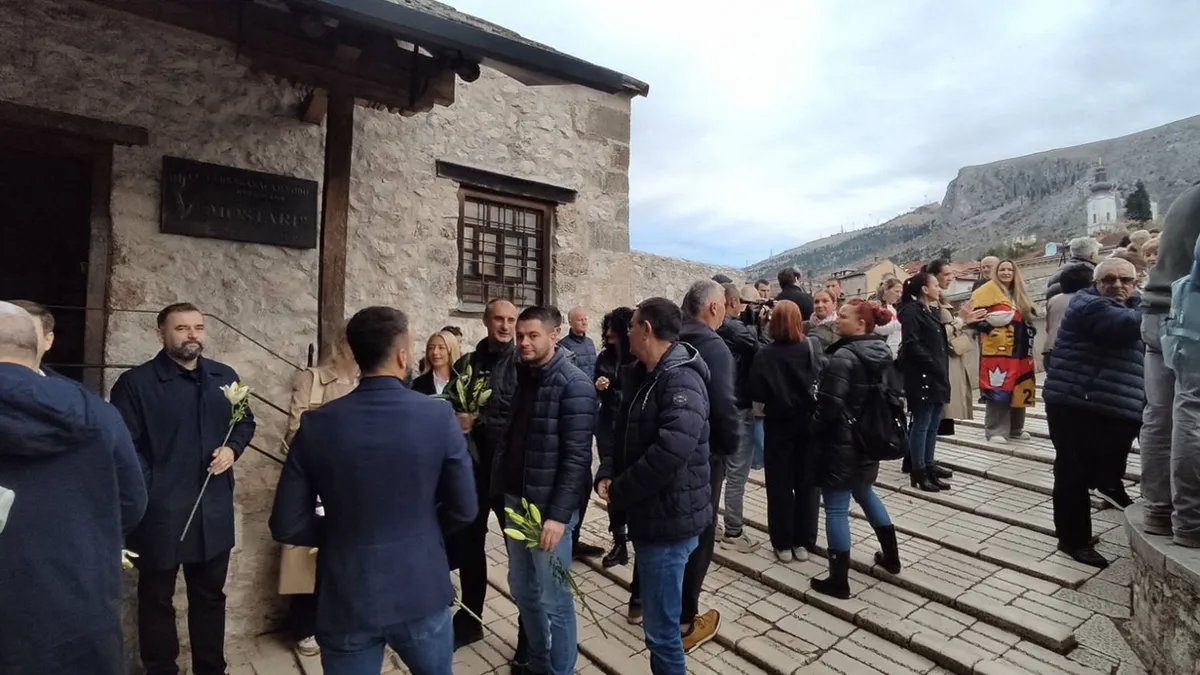 Obilježavanju ove tužne godišnjice prisustvovali su brojni građani Mostara, među kojima i mostarski osnovci