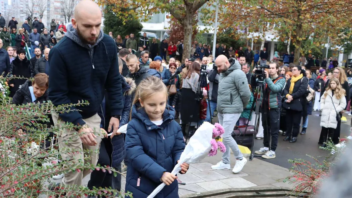 Obilježavanjem ovog tužnog dana, ne odajemo samo počast ubijenim sugrađanima, već šaljemo poruku da nećemo zaboraviti, poručio je Avdić
