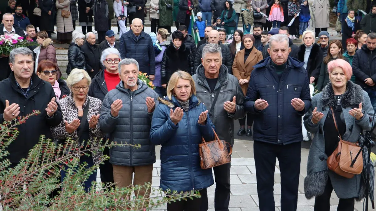 Obilježavanjem ovog tužnog dana, ne odajemo samo počast ubijenim sugrađanima, već šaljemo poruku da nećemo zaboraviti, poručio je Avdić