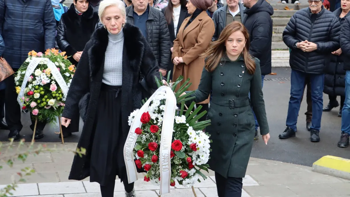 Obilježavanjem ovog tužnog dana, ne odajemo samo počast ubijenim sugrađanima, već šaljemo poruku da nećemo zaboraviti, poručio je Avdić