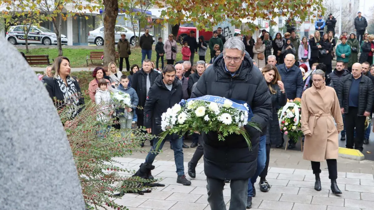 Obilježavanjem ovog tužnog dana, ne odajemo samo počast ubijenim sugrađanima, već šaljemo poruku da nećemo zaboraviti, poručio je Avdić
