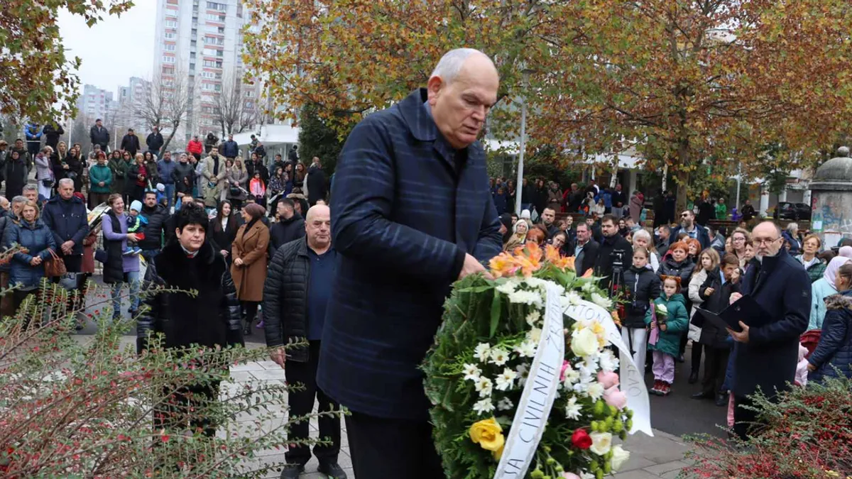 Obilježavanjem ovog tužnog dana, ne odajemo samo počast ubijenim sugrađanima, već šaljemo poruku da nećemo zaboraviti, poručio je Avdić