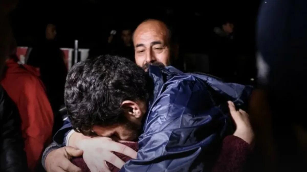 Među pritvorenicima u Rakefetu su medicinska sestra lišena prirodnog svjetla od januara i tinejdžer koji je zatočen devet mjeseci. Ovaj zatvor ima "jedinstven oblik zlostavljanja" 