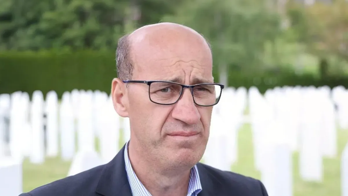 Nikakav vaš narativ neće vas oprati od historijskog tereta odgovornosti zbog veličanja počinilaca genocida, naveo je Salkić