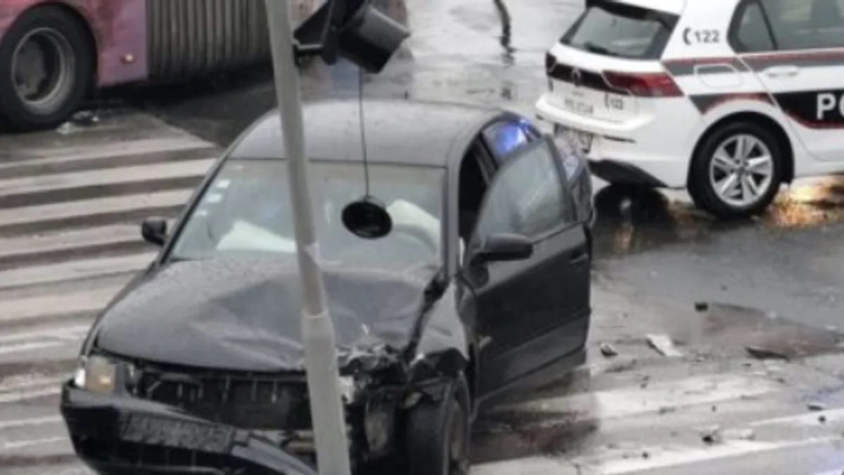 Sudarili su se BMW i Volkswagen, a dijelovi vozila rasuli su se po cesti