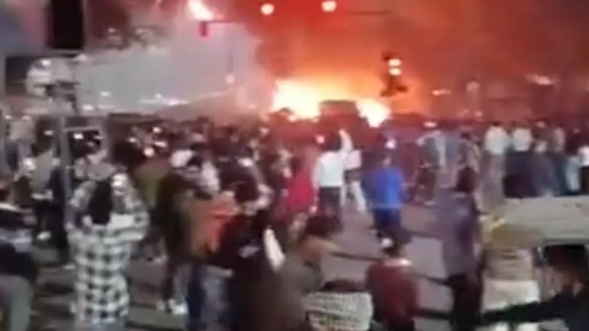 Lokalni mediji objavili su snimke plamena i dima iz više vozila u ulici