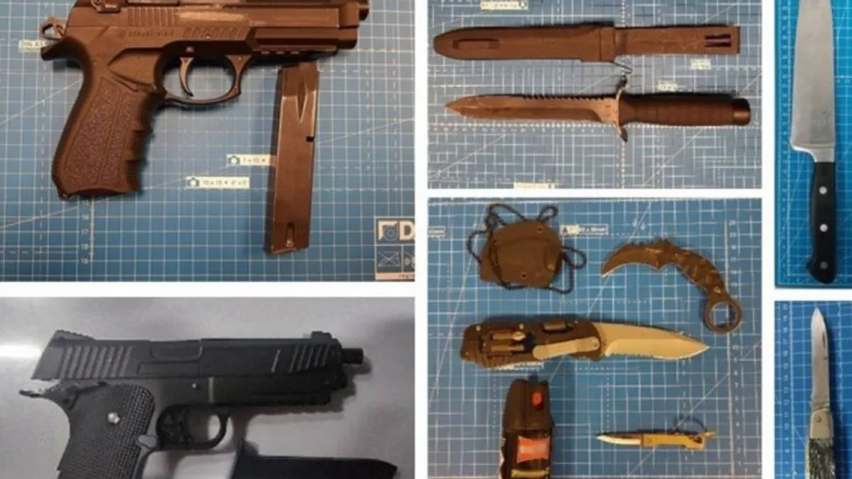 Policija je nakon njega provjerila i 20-godišnjeg Nijemca, kod kojeg je pronađen pištolj sa manevarskim mecima, kao i borbeni nož