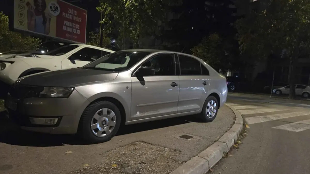 Prema navodima, fotografija je snimljena iza 20 sati, pa se pretpostavlja da je vozač automobil ostavio na tom mjestu preko noći. 