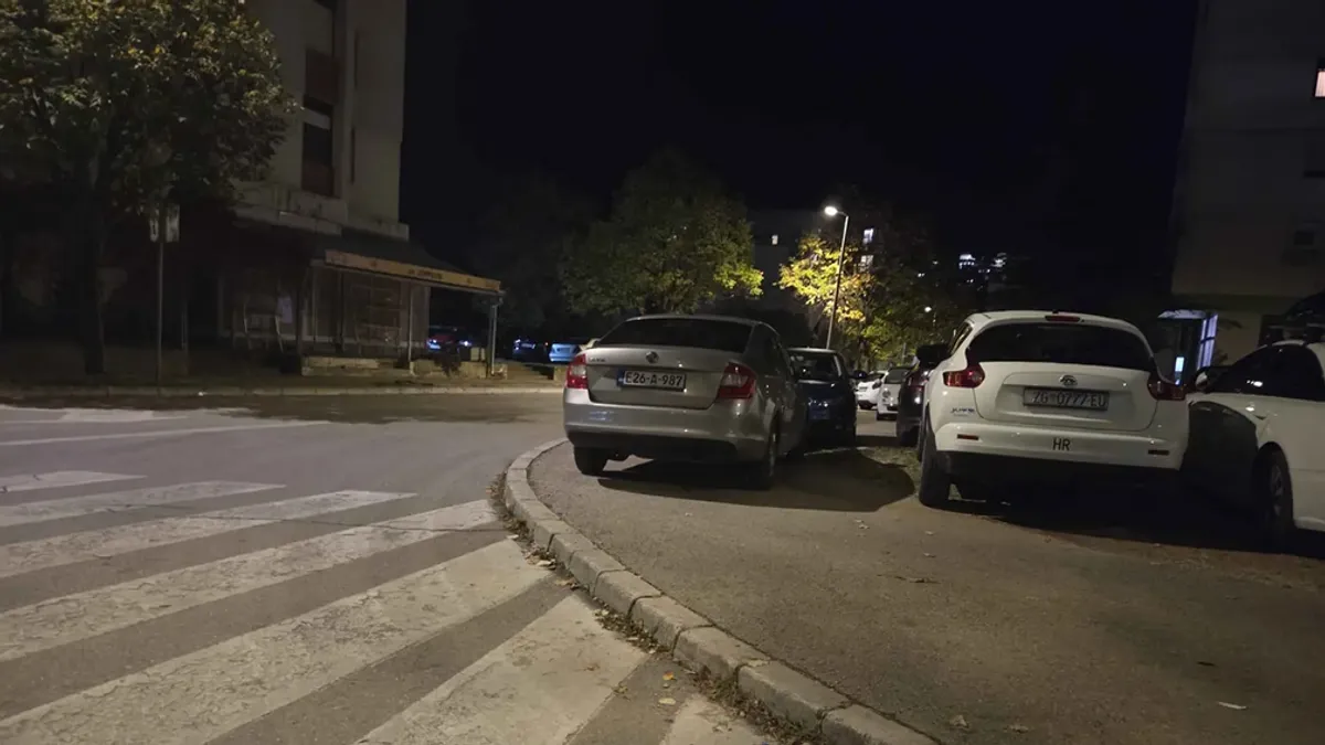 Prema navodima, fotografija je snimljena iza 20 sati, pa se pretpostavlja da je vozač automobil ostavio na tom mjestu preko noći. 