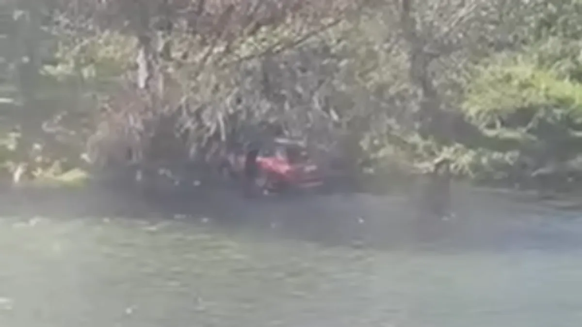 Vozilo je uočeno u vodi nedaleko od obale i restorana "Mlado Jagnje"