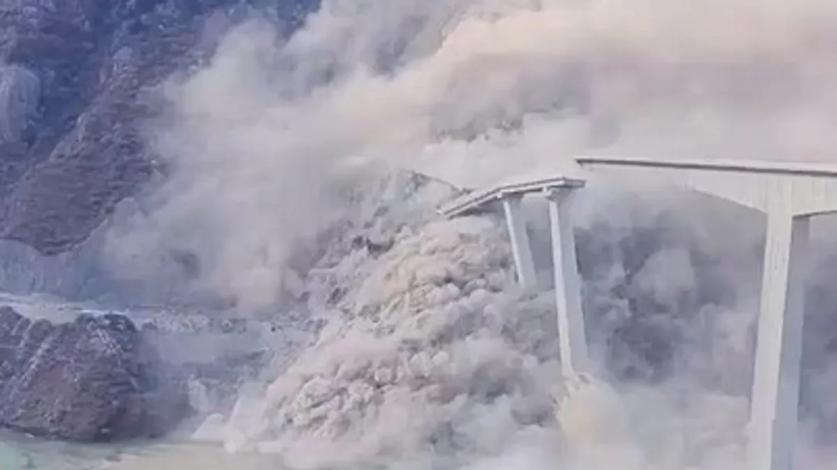 Prilazni most i temelji ceste su se urušili u utorak poslijepodne, dovodeći do klizišta, objavile su vlasti pokrajine Sichuan