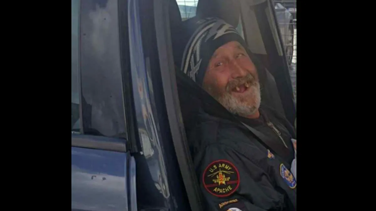 Čajlaković je nosio plave pantalone, sivu jaknu, crne cipele i plavu kapu