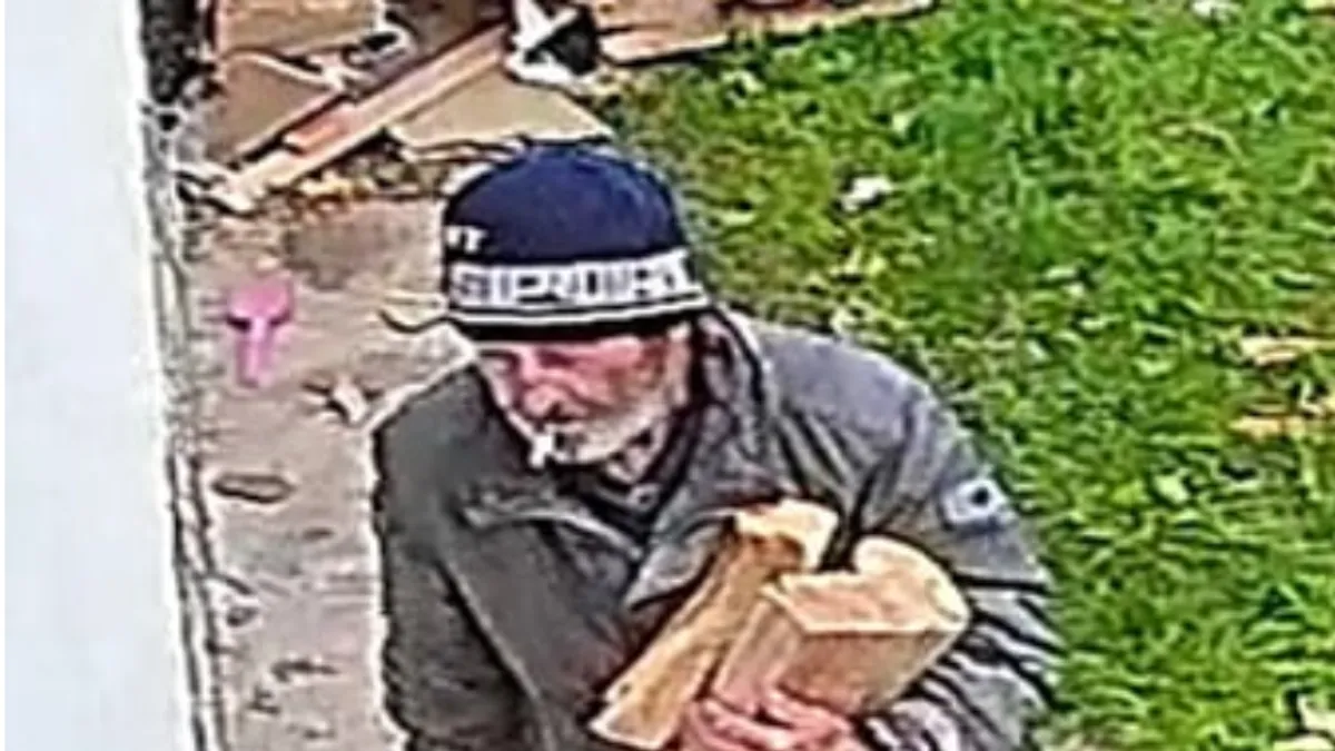 Čajlaković je nosio plave pantalone, sivu jaknu, crne cipele i plavu kapu