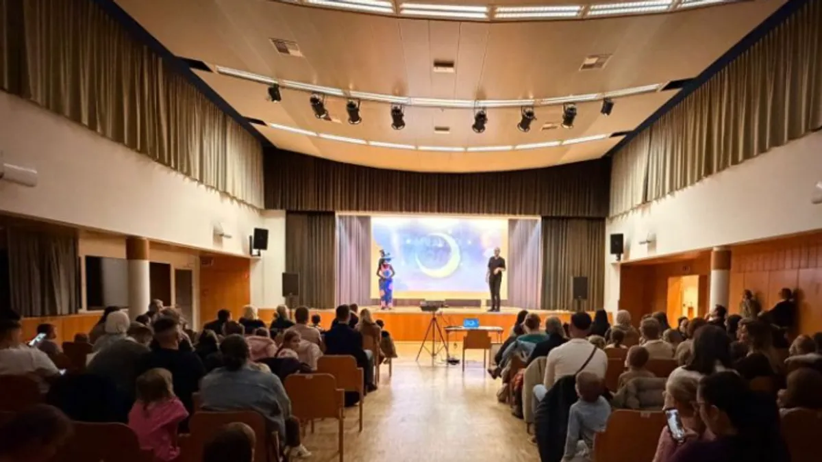 Sala je odzvanjala osmijesima i pjesmom, a Mravko Travko je, kao i uvijek, podsjetio sve prisutne da je svako dijete posebno i da u sebi nosi dar za dobrotu.