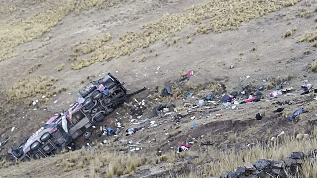 Fotografije objavljene na društvenim mrežama pokazuju da se autobus prevrnuo na dnu provalije usred razasutih dijelova automobila i stvari putnika.
