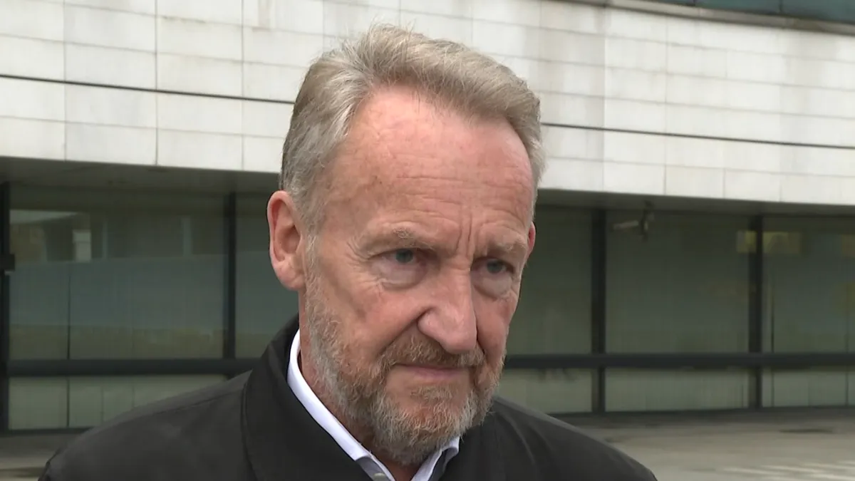 Naravno da su trebali da nastave proces. Međutim, mislim da smo zemlja u kojoj svi previše gledaju u oči strancima, rekao Izetbegović